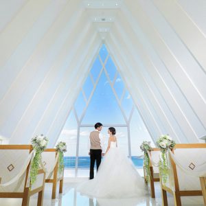白亜のチャペル”珊瑚の教会”で永遠の愛を誓う