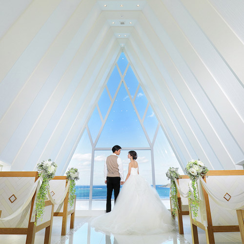 沖縄で結婚式｜珊瑚の教会で永遠の愛を誓う